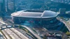 Luftaufnahme des modernen Rams Park Stadions in Istanbul, gelegen an einer vielbefahrenen Autobahn inmitten der Stadtarchitektur.